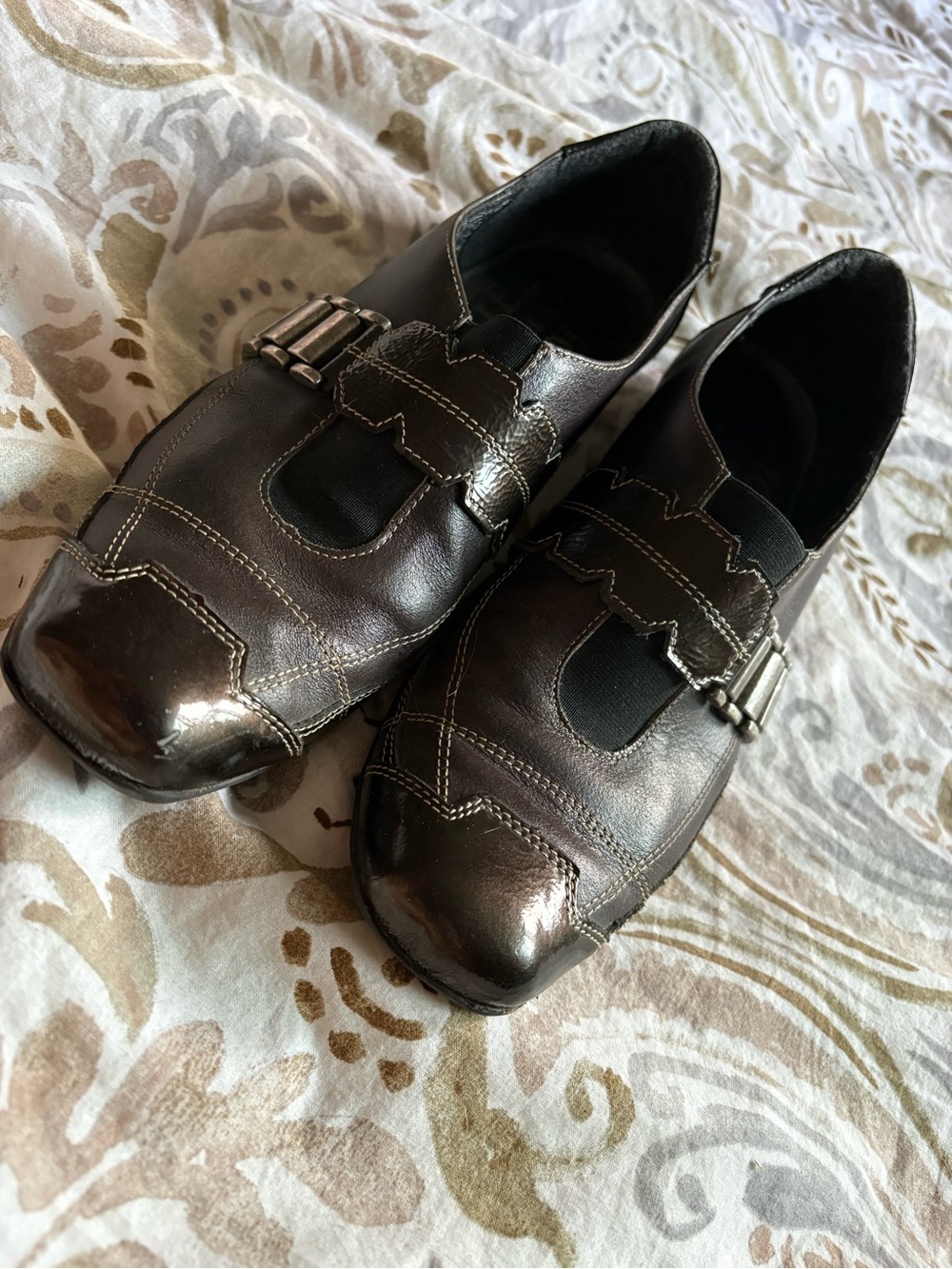 Unique “Un Tour en Ville” Slip-On shoes with Buckle Accent